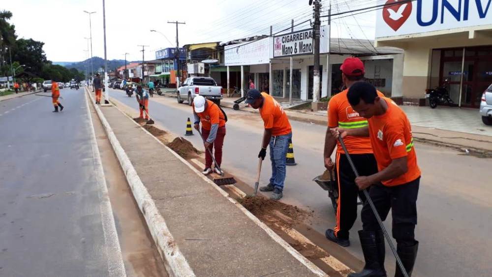 Prefeitura intensifica limpeza na cidade e nos cemitérios públicos.